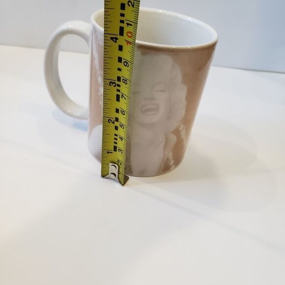 Marilyn Monroe Picture Mug - Picture 7 of 7